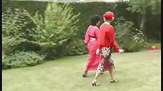 兩個婊子與爸爸色情有很多樂趣