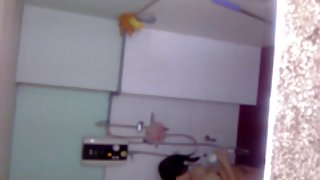 這傢伙輕輕地操了他心愛的大雞巴在桌子上色情