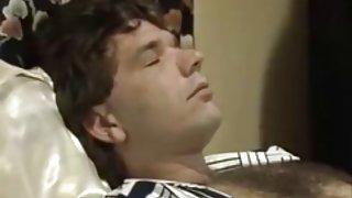 俄羅斯成熟的女人在攝像頭色情上扯下她的魅力