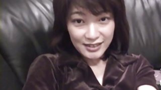 布魯內特吮吸雞巴，並給朋友色情片