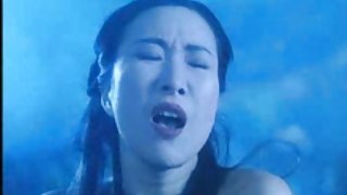 漂亮的女人吸了，坐在一個大雞巴色情洞