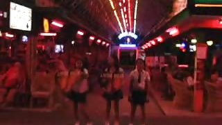 瘦小的libertine穿透溫和的可愛色情陰道