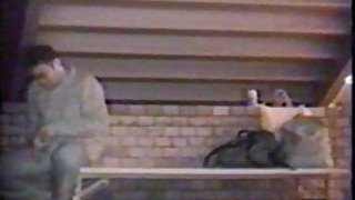 年輕的女孩對她的色情朋友做了深喉嚨口交