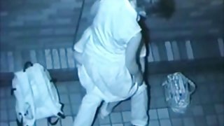 在醫生色情的監督下，在浴室裡操了一個處女