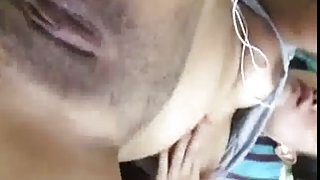 熱的女同性戀者用舌頭和假陽具色情工作