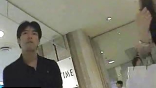 在車裡亂糟糟的婊子，把色情片放在嘴裡