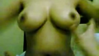 烏木滑倒她的乳房和巧克力同時自慰色情