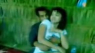 蕩婦及時爬上了強壯的陰莖男友色情片