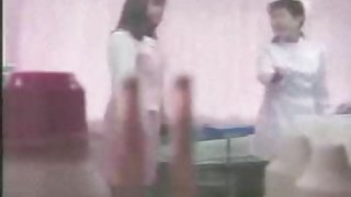 一個年輕的trakhar刺穿了一個成熟美麗的婊子的濕裂縫，並在熱的性行為後，他完成了她的肚子色情