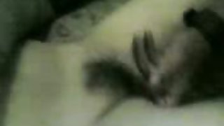 年輕的俄羅斯寶貝得到了肛門他媽的色情片