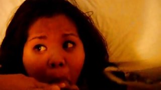 烏木性交年輕的金發女郎在她的陰部色情