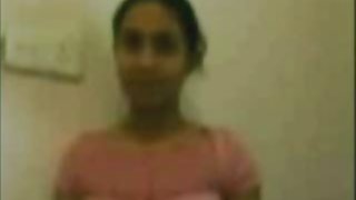 年輕的美女給了她的朋友一個女同性戀拳交色情片