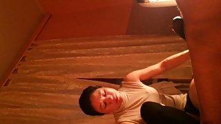 溫柔的黑髮女孩炫耀在相機上的親密色情地方