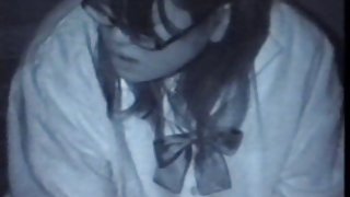 從他媽的年輕放蕩的蕩婦噴出她的胯部精子色情更加強硬