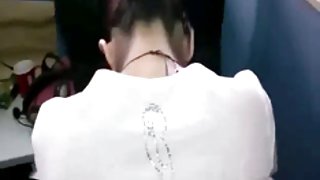 在嬰兒床上，年輕人沉迷於性玩具色情片