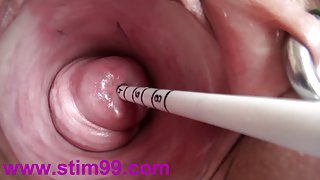 這位迷人的女士在地板上做了一個溫柔的手淫色情片